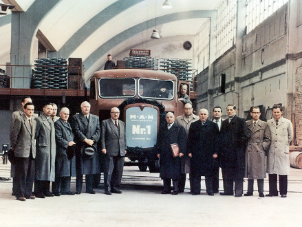 1955年，慕尼黑工厂第一辆曼恩卡车的照片